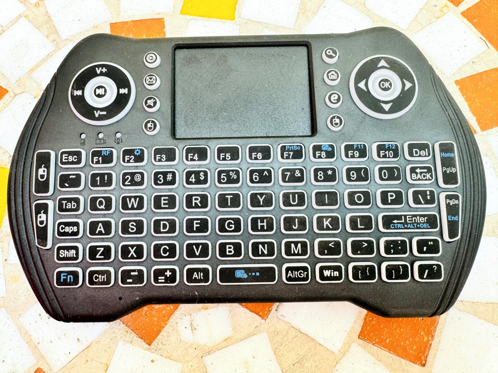 Teclado Mini Inalámbrico con Touchpad – Como Nuevo, Compacto y Funcional