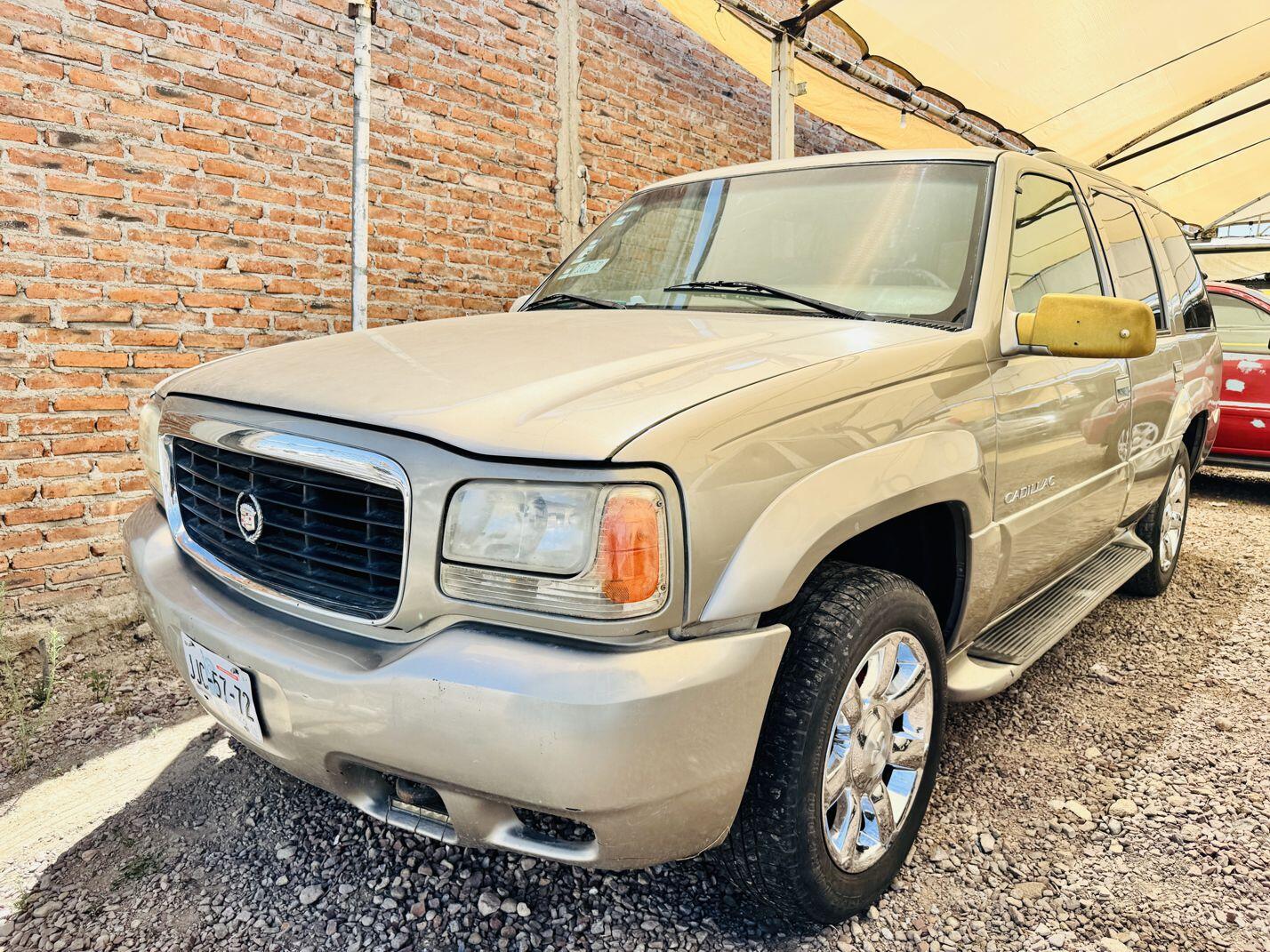Cadillac Escalade 1999 – Potencia V8 y Confort de Clase Mundial