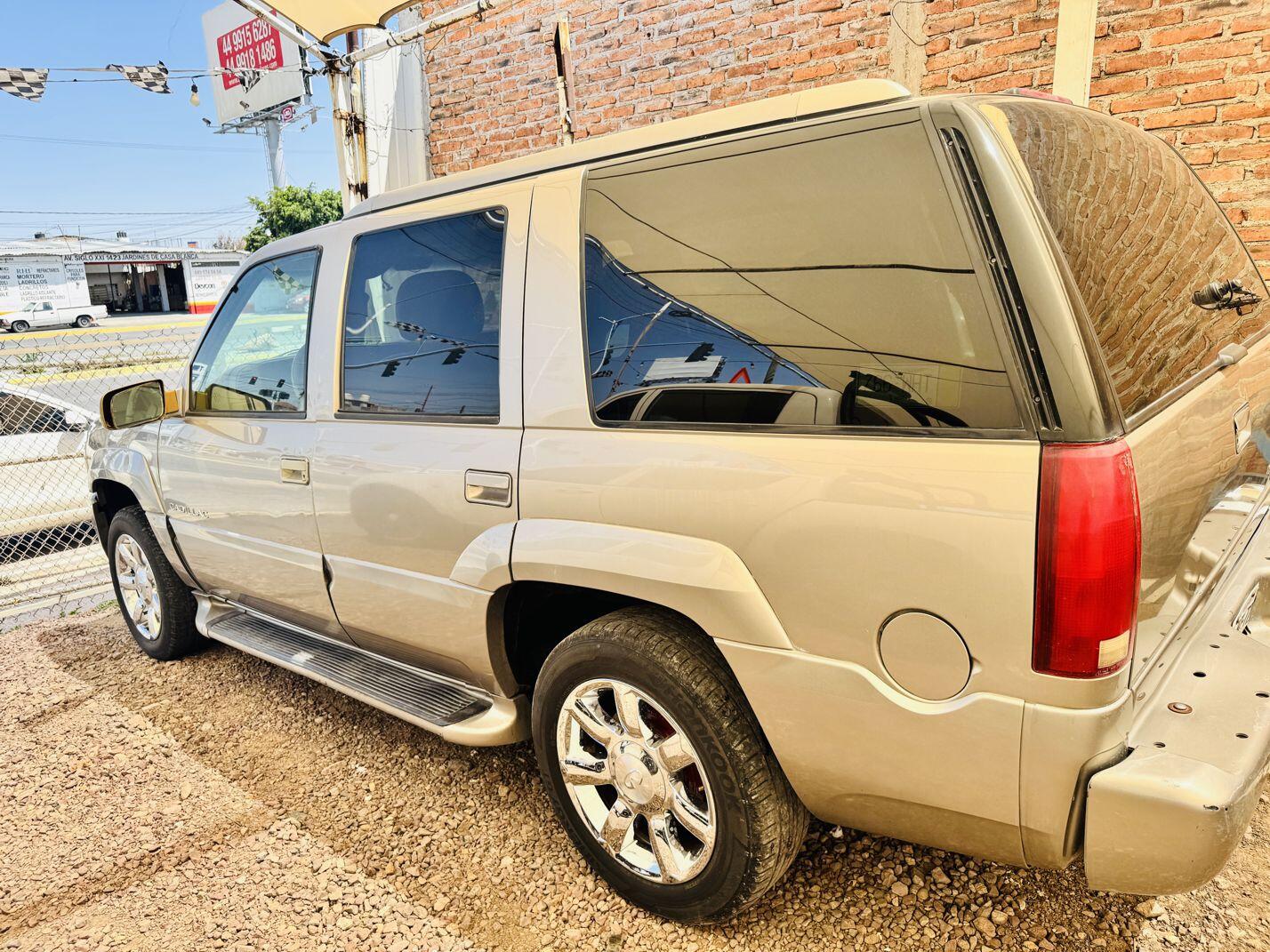 Cadillac Escalade 1999 – Potencia V8 y Confort de Clase Mundial
