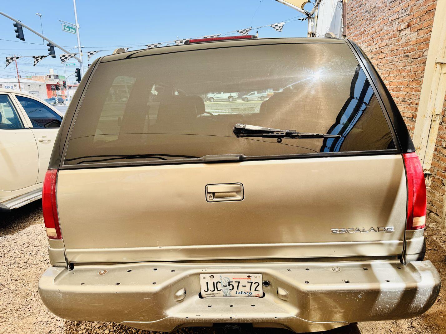 Cadillac Escalade 1999 – Potencia V8 y Confort de Clase Mundial