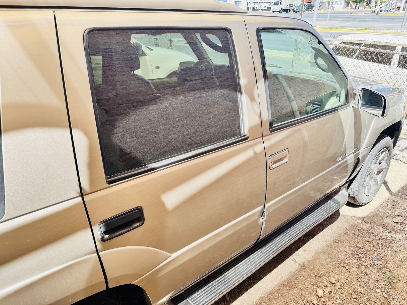 Cadillac Escalade 1999 – Potencia V8 y Confort de Clase Mundial