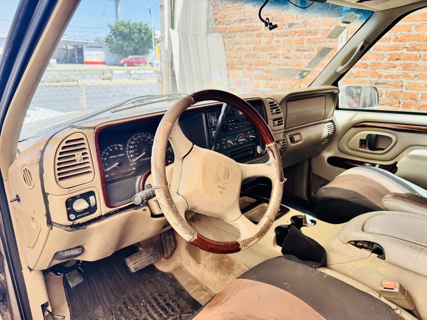 Cadillac Escalade 1999 – Potencia V8 y Confort de Clase Mundial