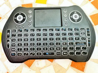 Teclado Mini Inalámbrico con Touchpad – Como Nuevo, Compacto y Funcional