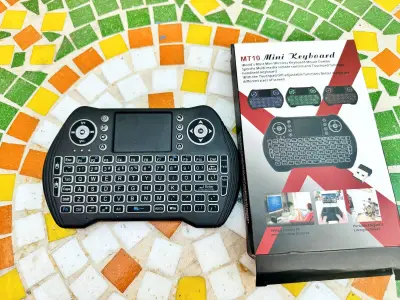 Teclado Mini Inalámbrico con Touchpad – Como Nuevo, Compacto y Funcional