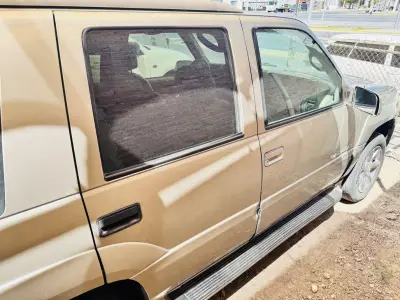 Cadillac Escalade 1999 – Potencia V8 y Confort de Clase Mundial