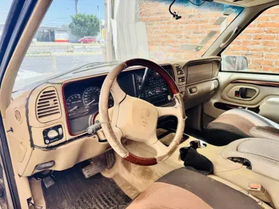 Cadillac Escalade 1999 – Potencia V8 y Confort de Clase Mundial
